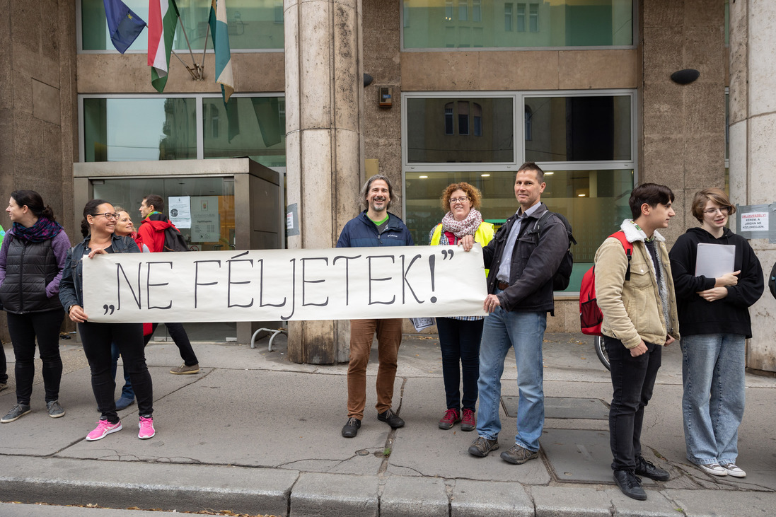 tanárok demonstráció diákok pedagógussztrájk élőlánc