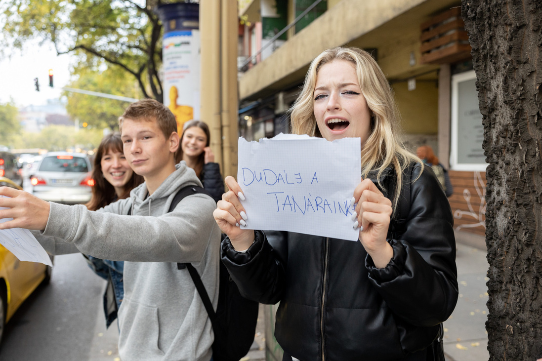 tanárok demonstráció diákok pedagógussztrájk élőlánc