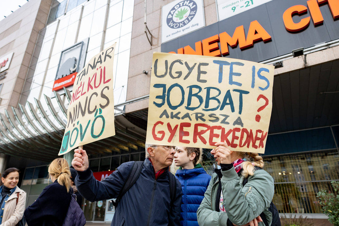 tanárok demonstráció diákok pedagógussztrájk élőlánc