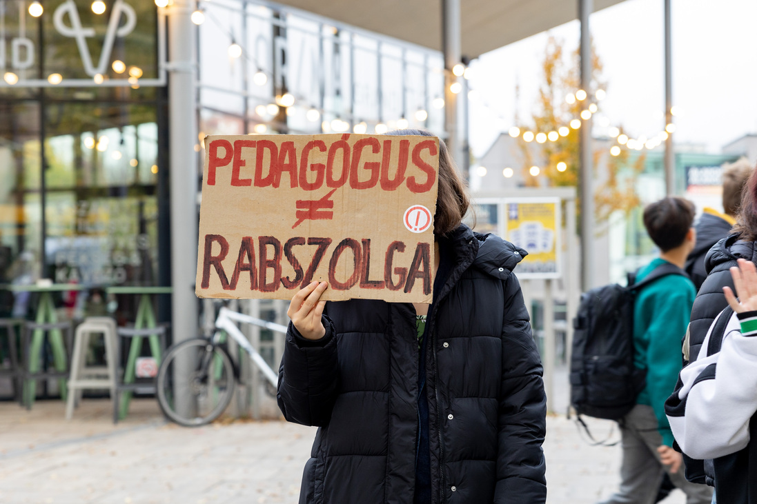 tanárok demonstráció diákok pedagógussztrájk élőlánc