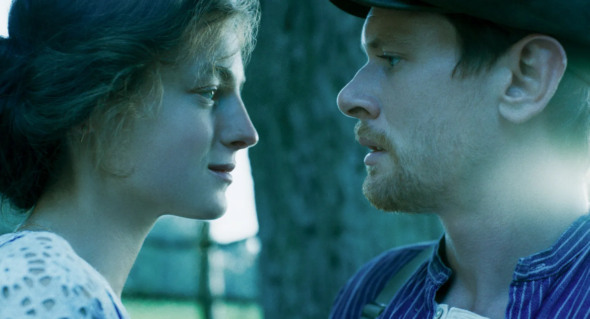 Emma Corrin és Jack O’Connell a Lady Chatterley's lover című sorozatban