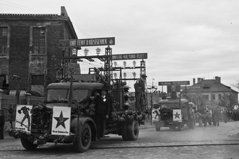 1947. Vágóhíd utca–Fehérvári utca kereszteződése, háttérben a Győri Textilművek épülete. Május 1-jei felvonulás – Forrás: Fortepan / Konok Tamás id.