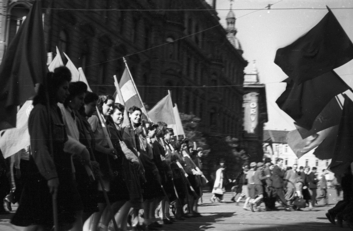 1946. Blaha Lujza tér a Corvin Áruház és a Rókus Kórház felé nézve. Május 1-jei felvonulás – Forrás: Fortepan / Berkó Pál