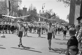 1951. Az Andrássy (Sztálin) út a Hősök tere felől, május 1-jei felvonulás – Forrás: Fortepan / Jezsuita Levéltár / Kiss Ulrich SJ