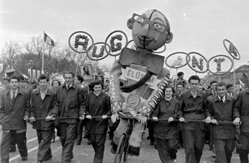 1956. A mai Ötvenhatosok tere (Sztálin tér), május 1-jei felvonulás – Forrás: Fortepan / Magyar Rendőr