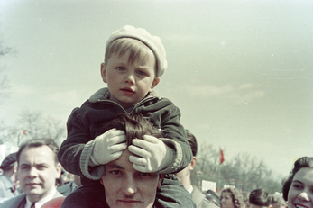 1958. Rottenbiller utca, a május 1-jei felvonulás résztvevői – Forrás: Fortepan / BL