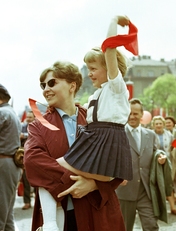 1984. Ötvenhatosok tere (Felvonulási tér), május 1-jei felvonulás. A háttérben a Dózsa György út 80-as számú épület látszik – Forrás: Fortepan / Faragó György