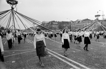 1978. Ötvenhatosok tere (Felvonulási tér), május 1-jei ünnepség. A felvonulók mögött a Dózsa György út épületei – Forrás: Fortepan / Gábor Viktor