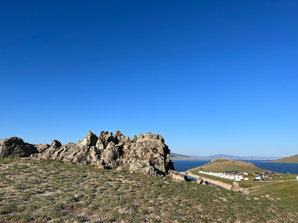 Khorgo-Terkhiin Tsagaan Nuúr Nemzeti Park a Nagy Fehér Tó, Maikhan Tolgoi tábor jurtái láthatók reggel hat körül