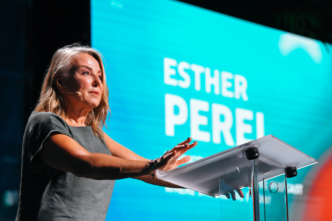 párkapcsolat intimitás technológia Esther Perel traumafeldolgozás