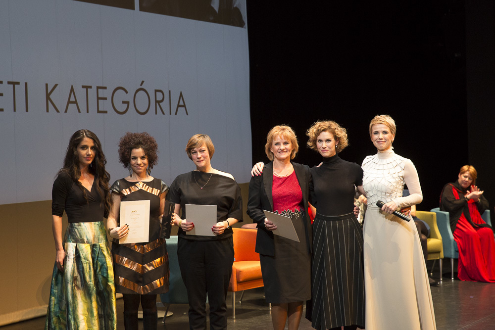 A közéleti díjazottak a WMN tagjaival: Kormos Anett, Sárosdi Lilla, Al Ghaoui Hesna, Hubikné Klein Margit a Dévény Anna Alapítvány szakmai vezetője, Gyárfás Dorka és D. Tóth Kriszta