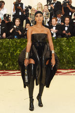 Solange Knowles Iris Van Herpen ruhájában - Forrás: Getty Images/ Jamie McCarthy